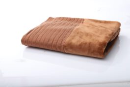 שמיכה מעבר קטיפתית  בשילוב סריג צבע קמל