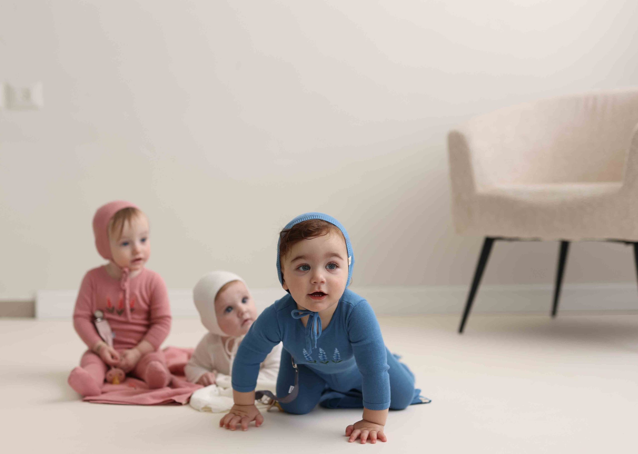 אוברול סריג צבע שמנת פרח רקמה לבנדר ורוד – תמונה 3