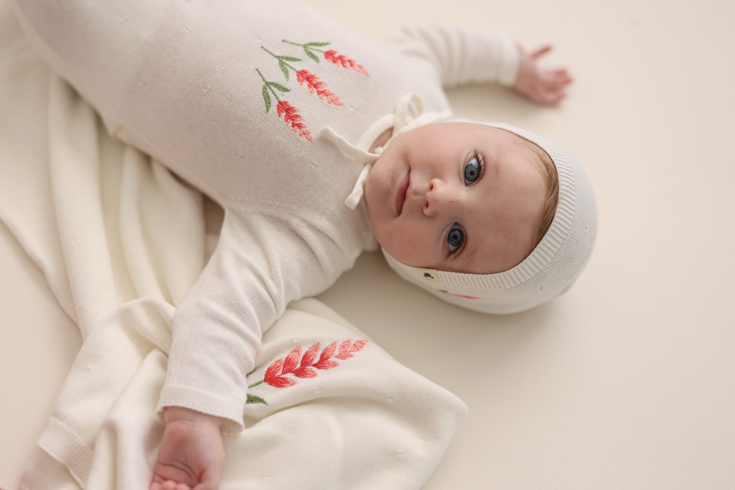 אוברול סריג צבע שמנת פרח רקמה לבנדר ורוד – תמונה 2